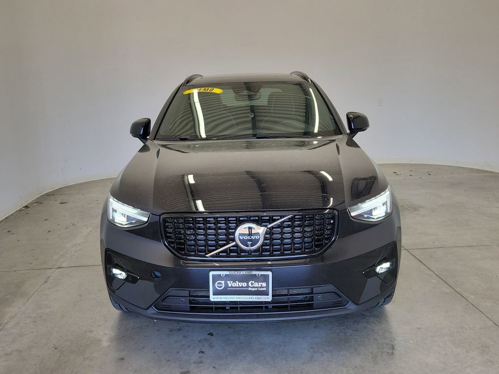 Used 2025 Volvo XC40 B5 Plus image 2