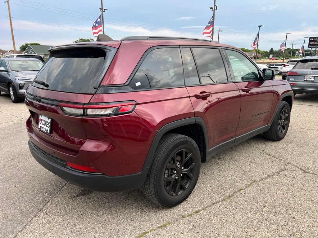 Used 2024 Jeep Grand Cherokee Altitude AWD/4WD image 10