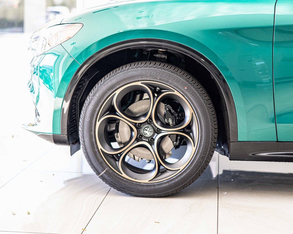 New 2025 Alfa Romeo Stelvio Sprint image 8