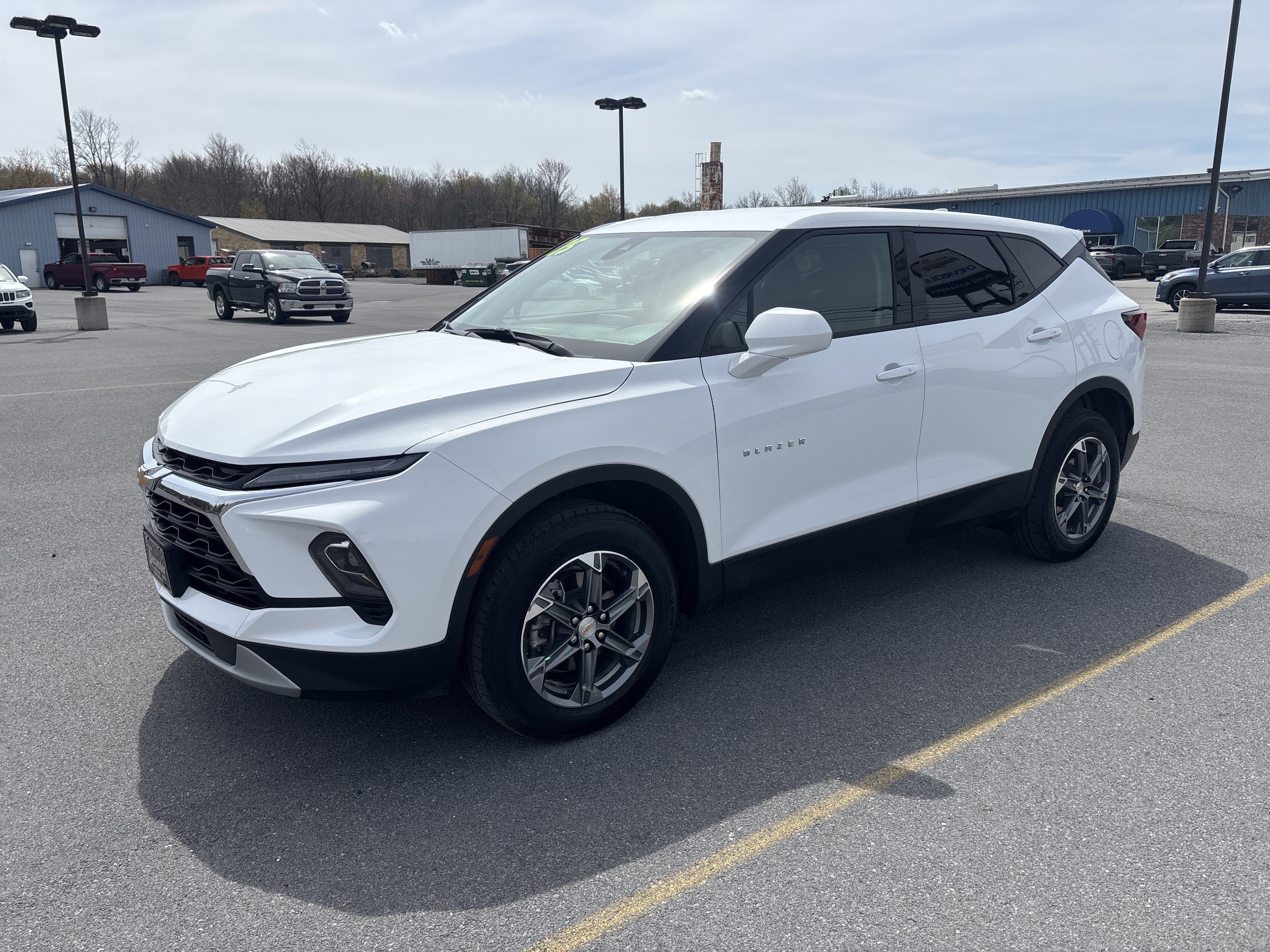 Used 2025 Chevrolet Blazer LT AWD/4WD image 2