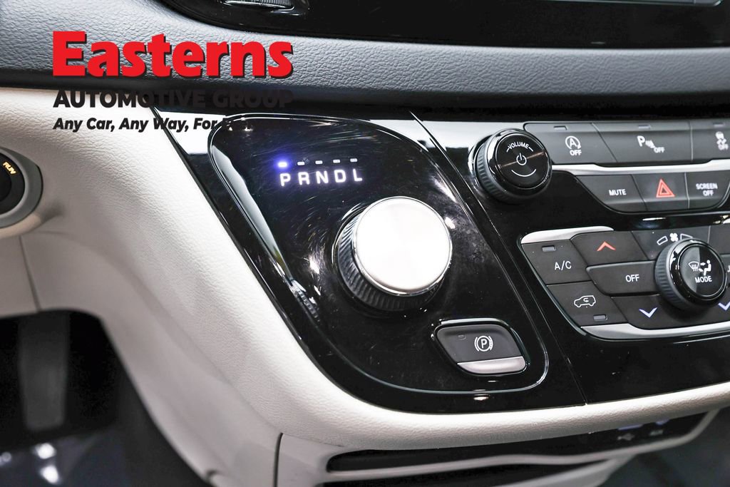 Used 2020 Chrysler Pacifica Touring-L FWD image 13