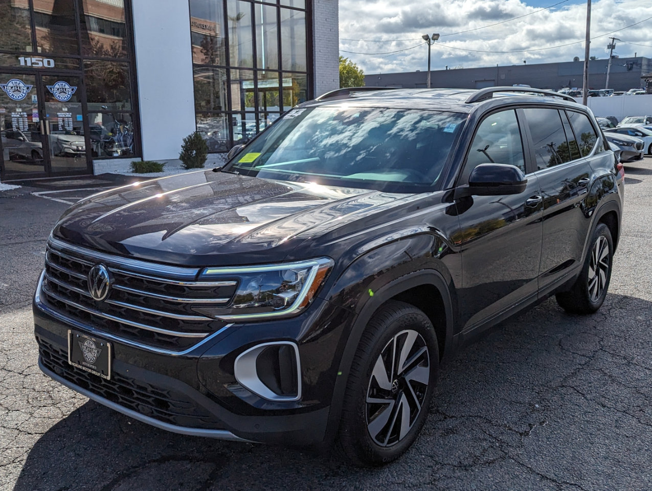 Used 2024 Volkswagen Atlas SE image 2