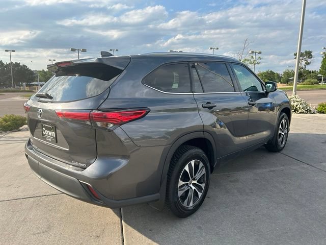 Used 2020 Toyota Highlander XLE AWD/4WD image 8