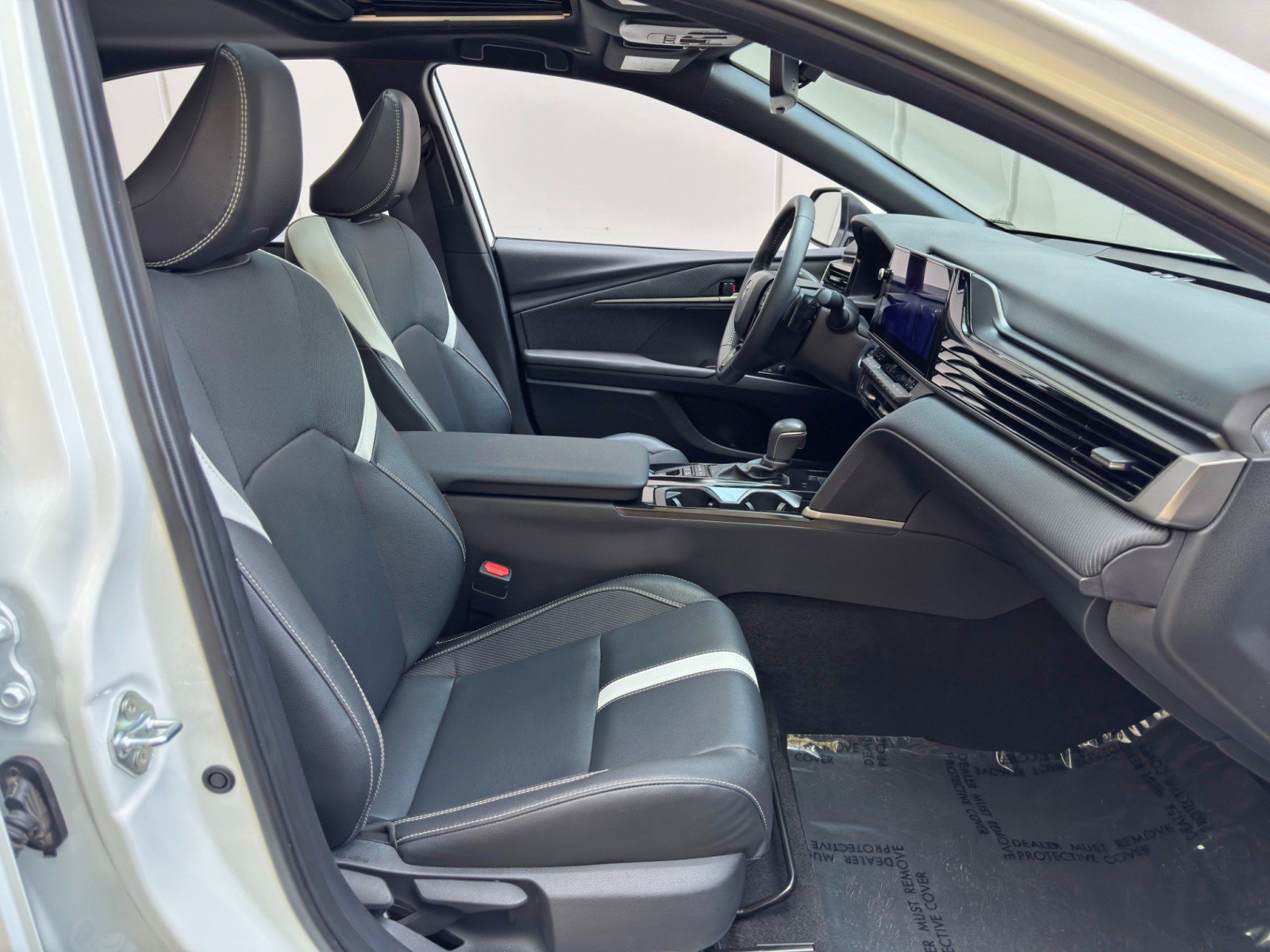 Used 2025 Toyota Camry SE image 14