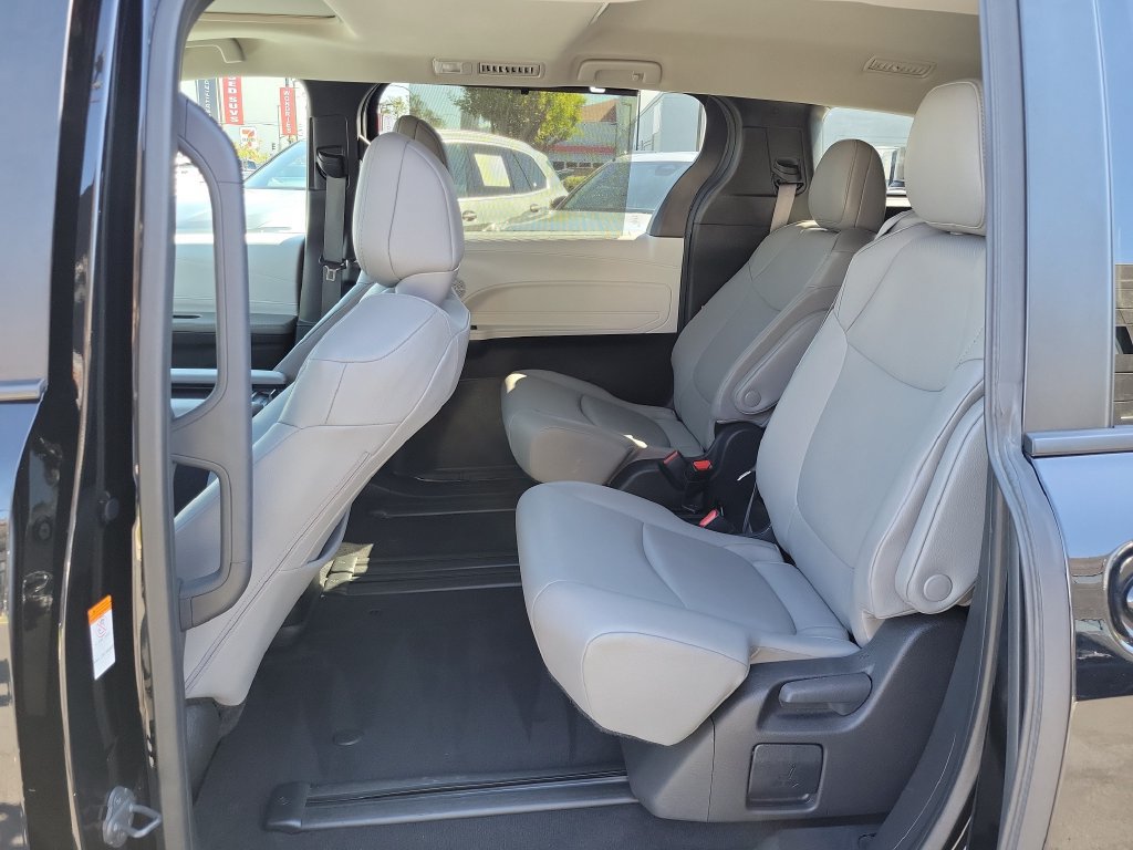 Used 2025 Toyota Sienna XLE FWD image 20