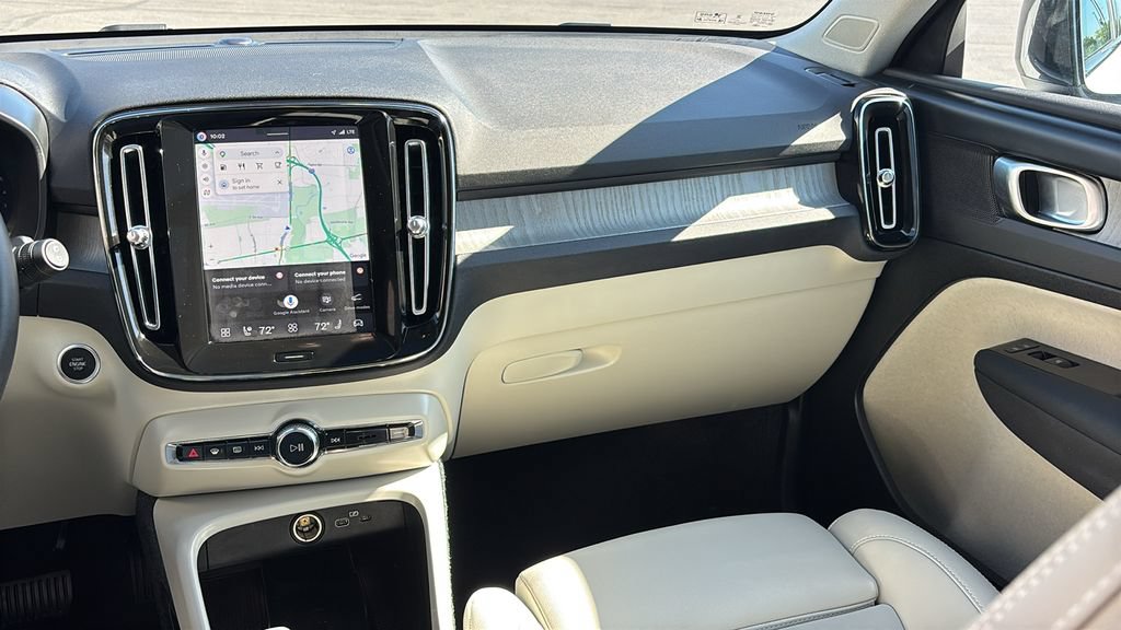 Certified 2026 Volvo XC40 B5 Plus AWD/4WD image 8