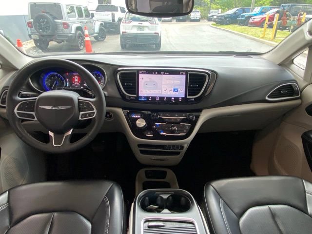 Used 2023 Chrysler Pacifica Touring-L image 17