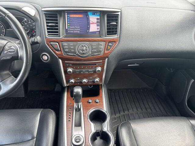 Used 2017 Nissan Pathfinder Platinum w/ Family Entertainment Package AWD/4WD image 11