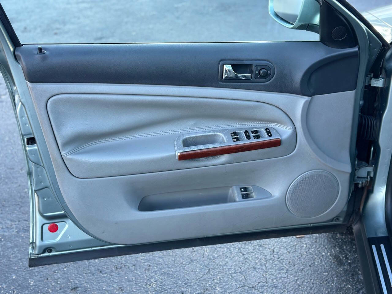 Used 2004 Volkswagen Passat GLX image 11