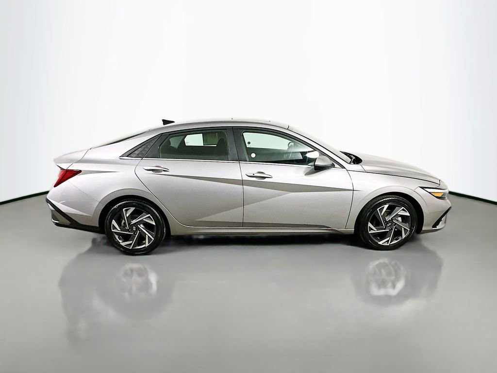 Used 2025 Hyundai Elantra SEL FWD image 7