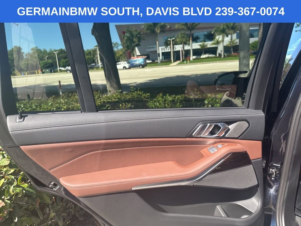Used 2025 BMW X7 M60i AWD/4WD image 34
