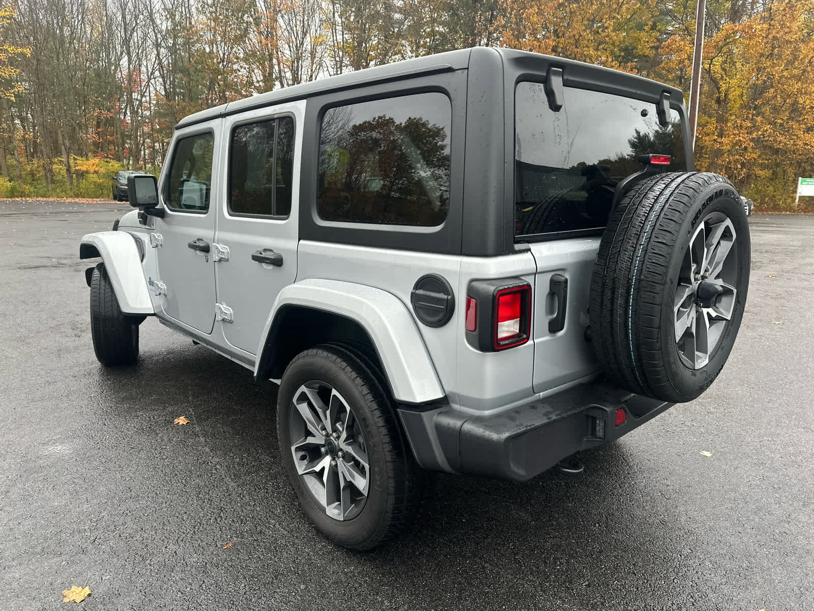 Used 2024 Jeep Wrangler Unlimited w/ Convenience Group AWD/4WD image 8