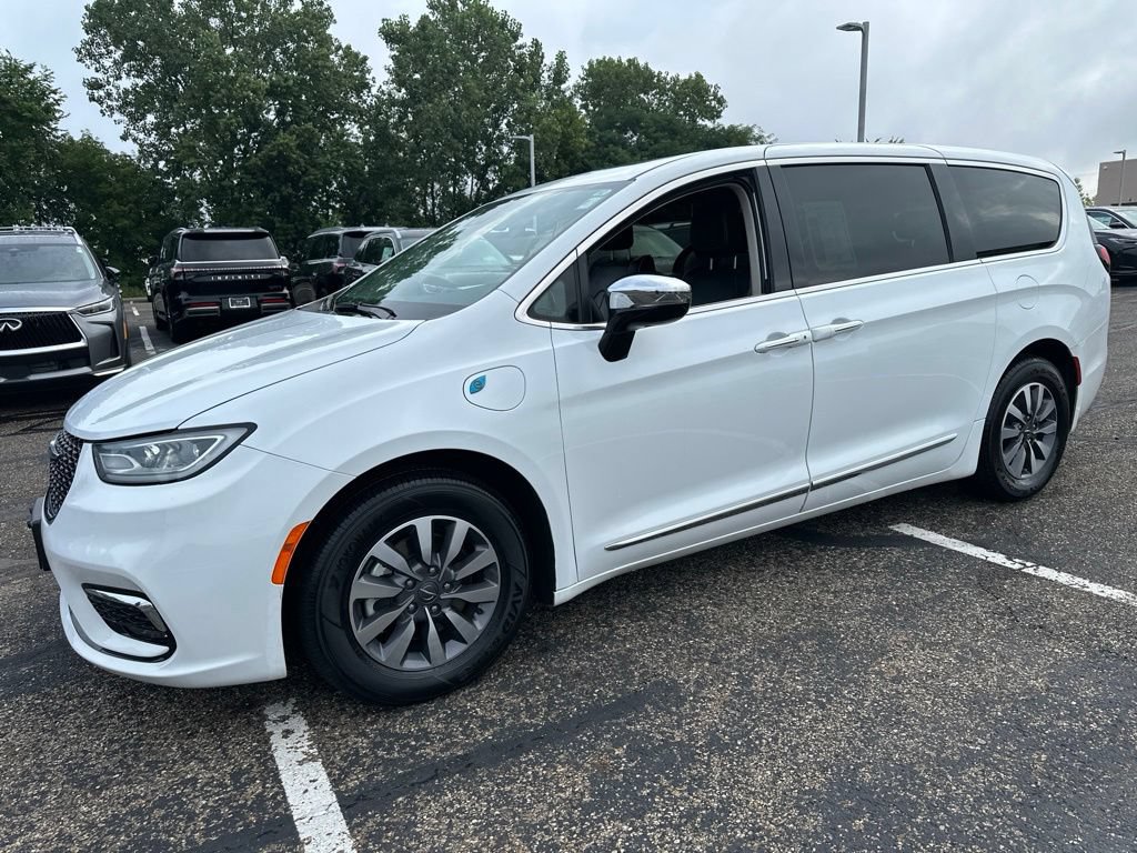 Used 2023 Chrysler Pacifica Limited FWD image 9
