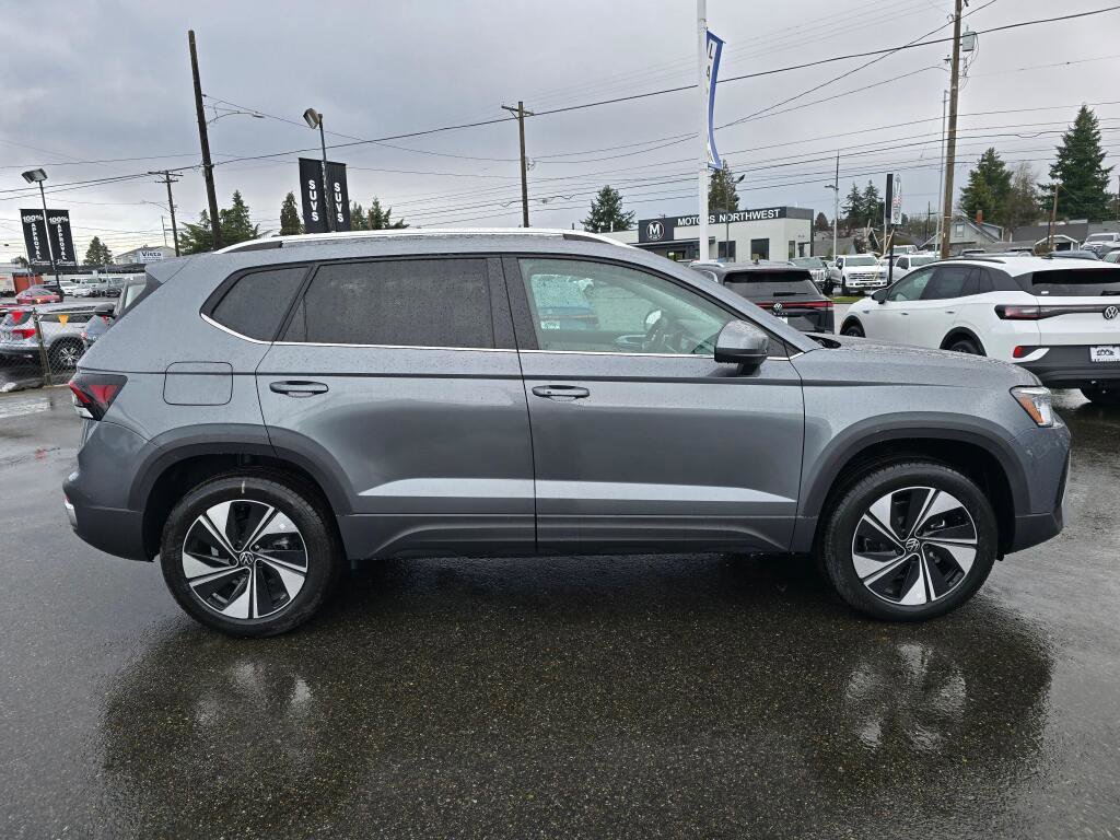 New 2026 Volkswagen Taos SE image 3