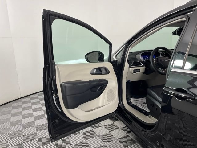 Used 2024 Chrysler Pacifica Touring-L FWD image 18