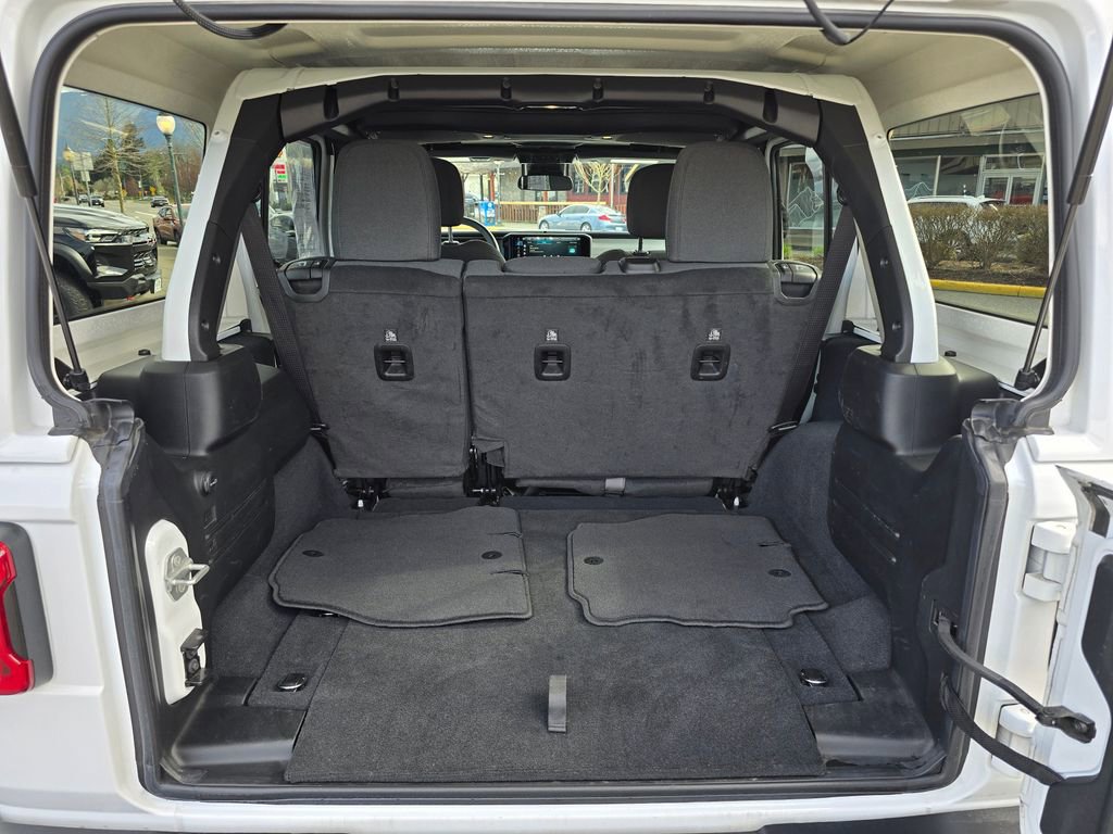 Used 2024 Jeep Wrangler Sahara image 14