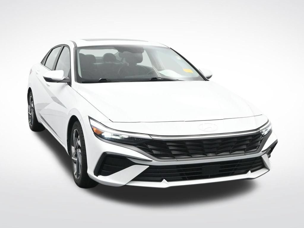 Used 2025 Hyundai Elantra Limited FWD image 3