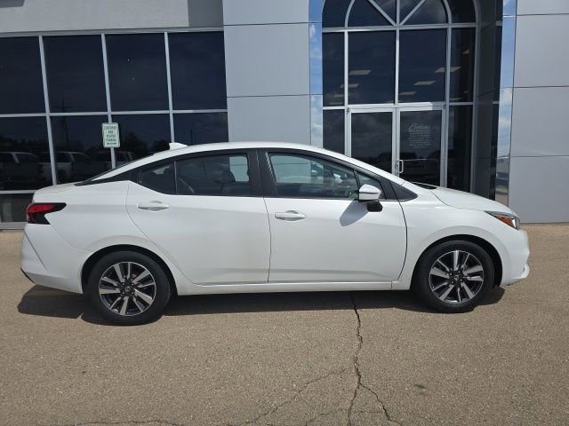 Used 2021 Nissan Versa SV FWD image 3