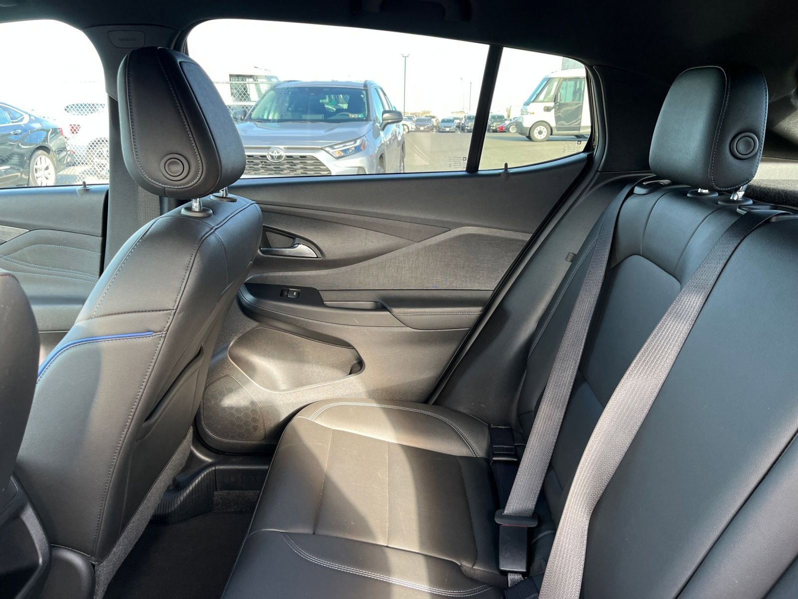 Used 2025 Buick Envista Sport Touring image 38