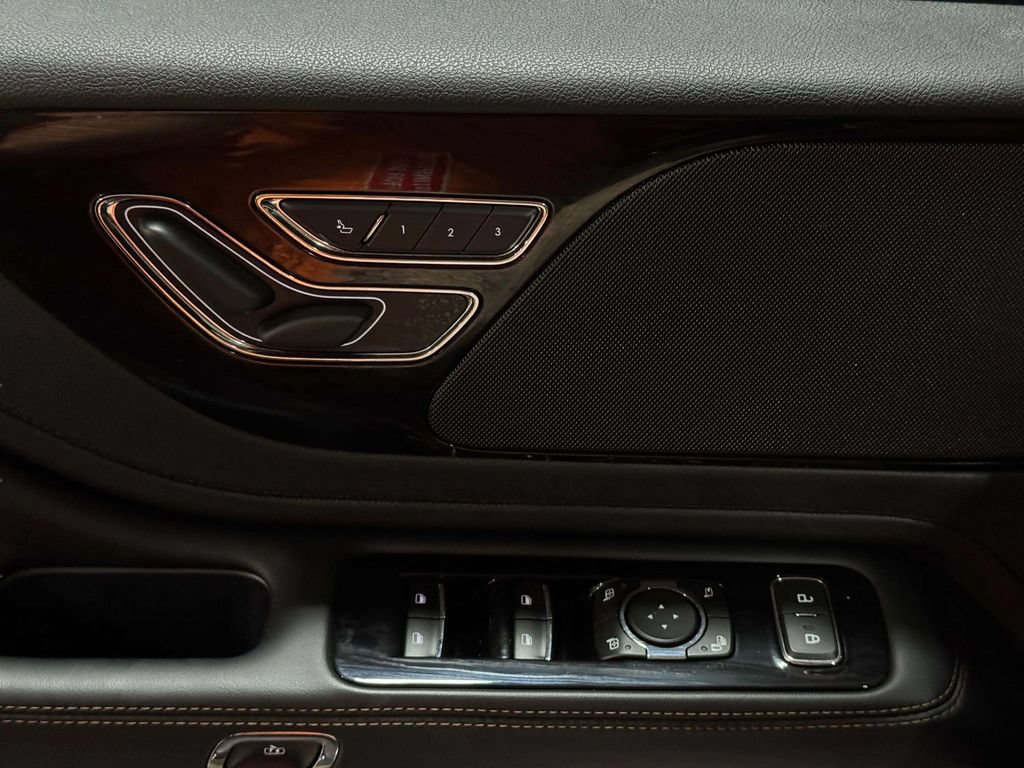 Certified 2025 Lincoln Aviator AWD image 9