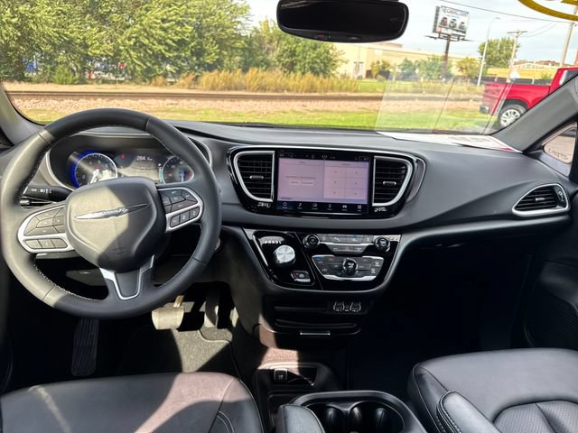 Used 2025 Chrysler Pacifica Select FWD image 13