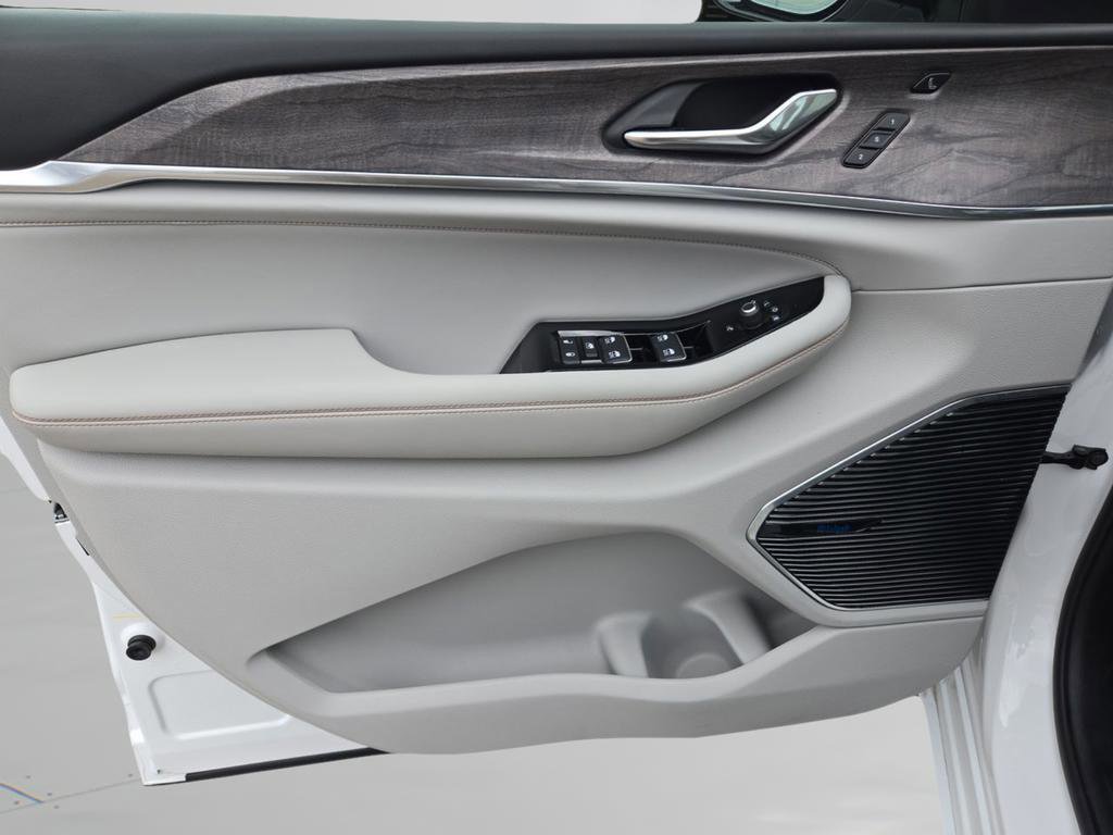 Certified 2023 Jeep Grand Cherokee Overland w/ Luxury Tech Group IV image 31