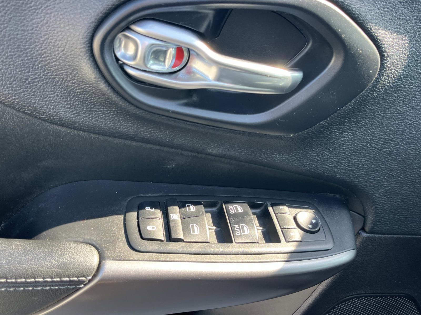 Used 2019 Jeep Cherokee Latitude Plus w/ Comfort/Convenience Group image 27