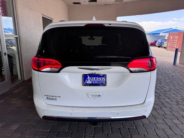 Used 2017 Chrysler Pacifica Touring-L FWD image 4