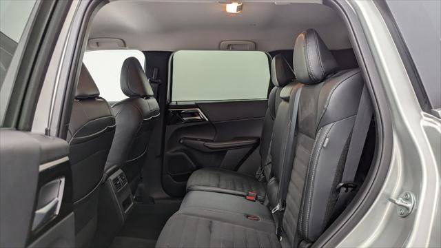 Used 2024 Mitsubishi Outlander SE image 17