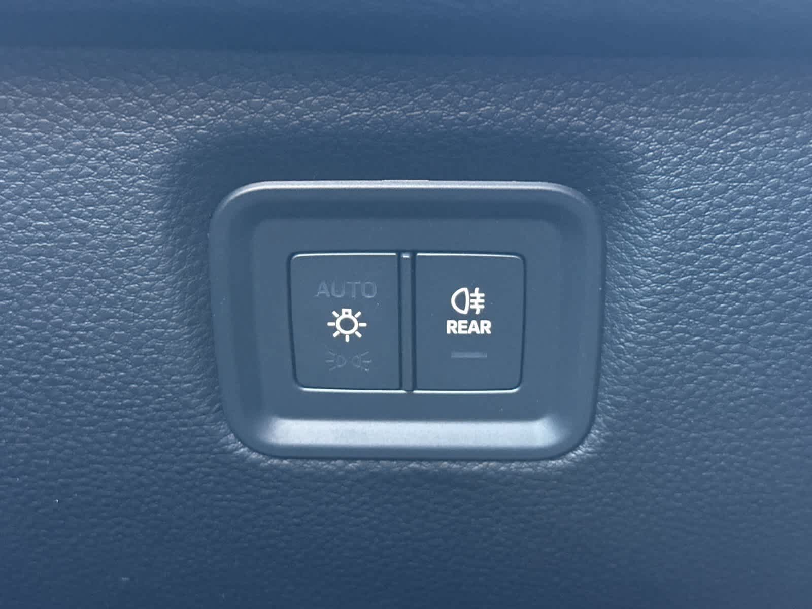 Certified 2025 Porsche Cayenne AWD/4WD image 31