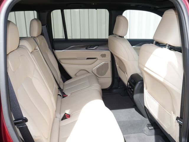 Used 2025 Jeep Grand Cherokee Limited w/ Luxury Tech Group II AWD/4WD image 25