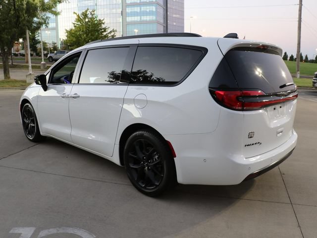 Used 2024 Chrysler Pacifica Touring-L w/ S Appearance Package FWD image 5