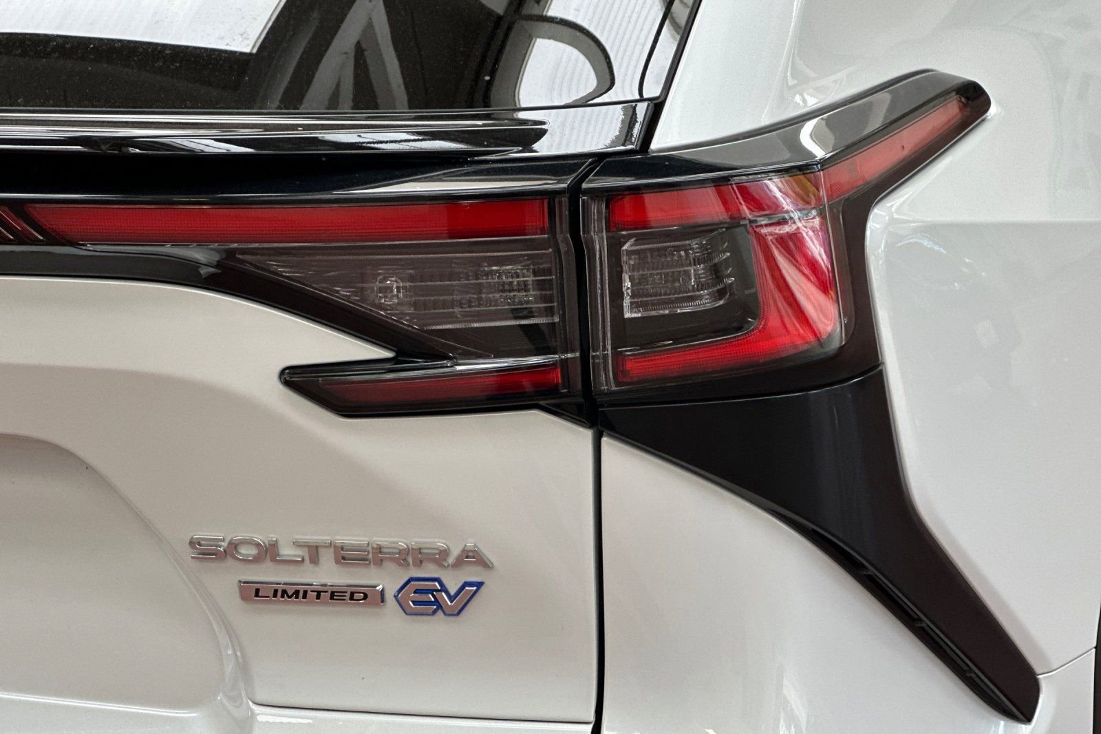 Used 2024 Subaru Solterra Limited image 38
