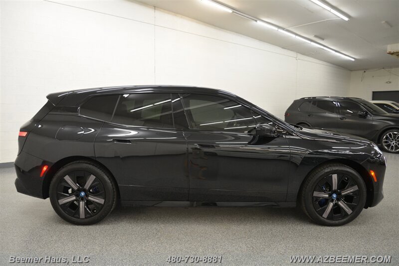 Used 2024 BMW iX xDrive50 w/ Sport Package AWD/4WD image 5