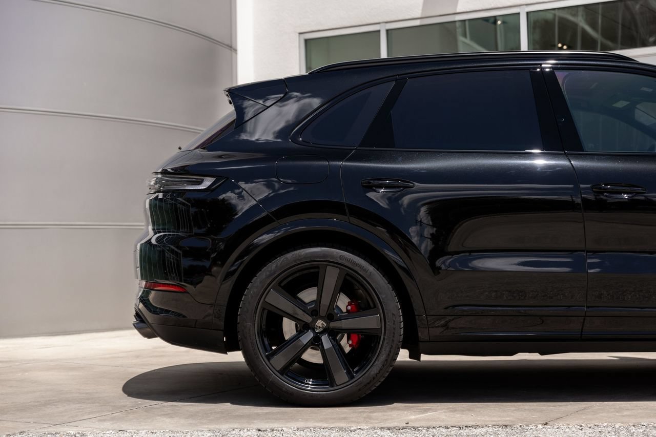 Used 2025 Porsche Cayenne Turbo AWD/4WD image 7