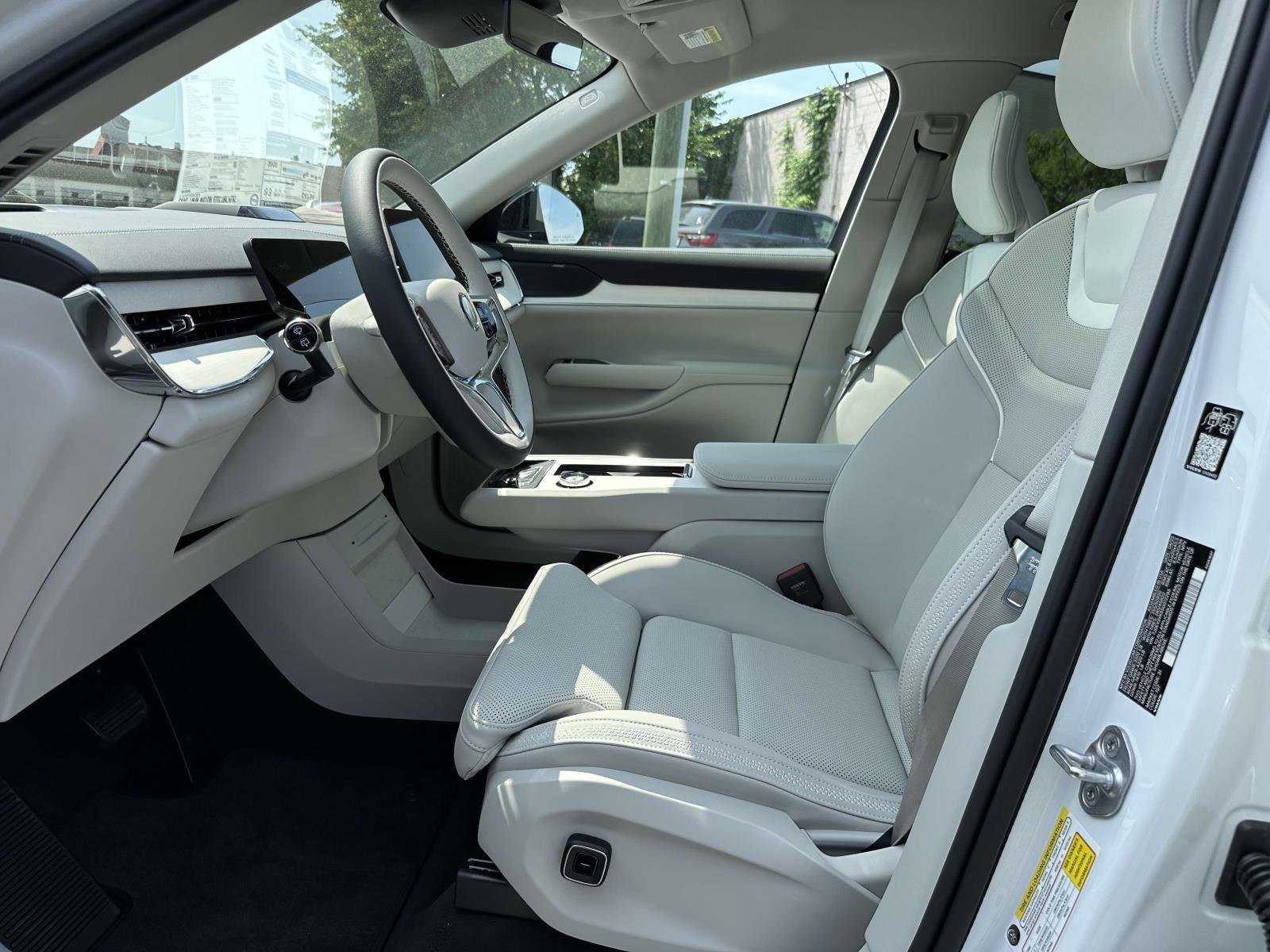 New 2025 Volvo EX90 Plus AWD/4WD image 15
