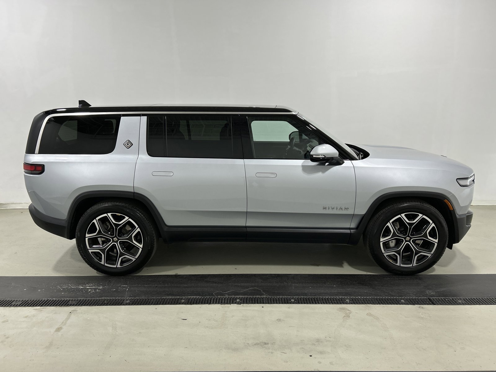 Used 2025 Rivian R1S Adventure AWD/4WD image 6