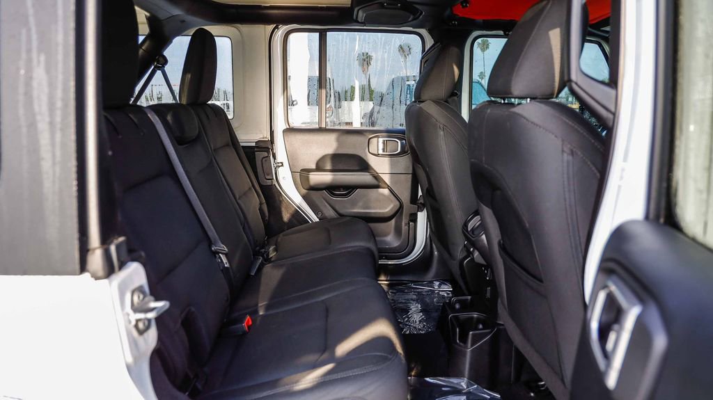 Used 2019 Jeep Wrangler Unlimited Sahara image 20