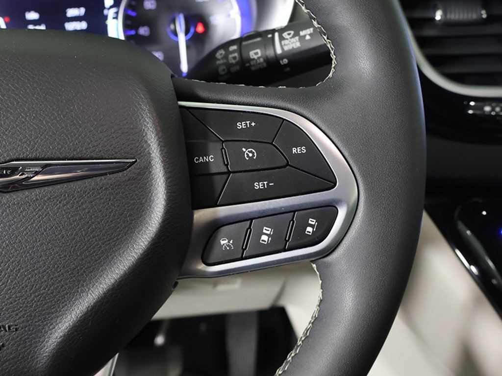 Used 2024 Chrysler Pacifica Touring-L image 41