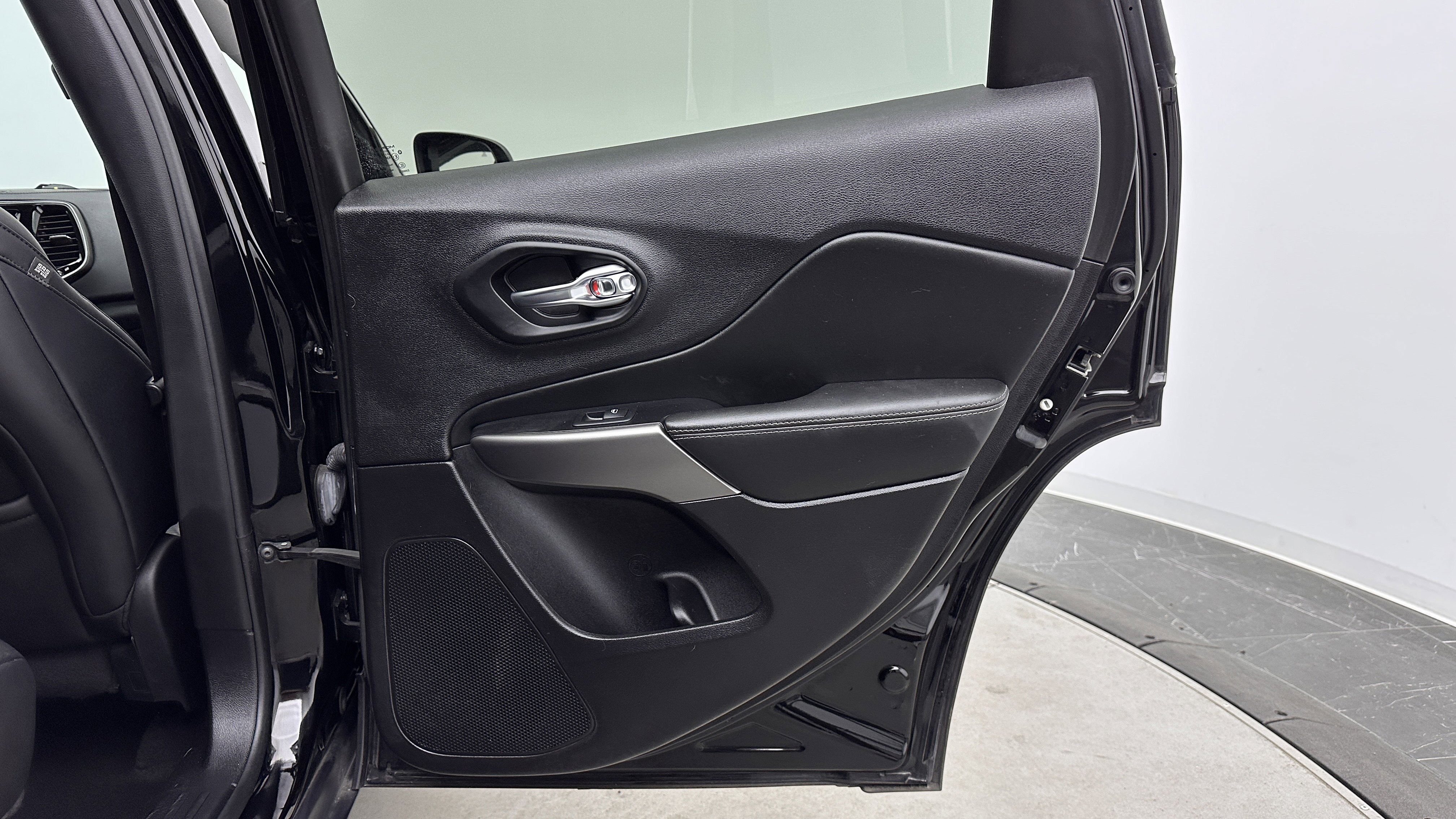 Used 2021 Jeep Cherokee Limited FWD image 33
