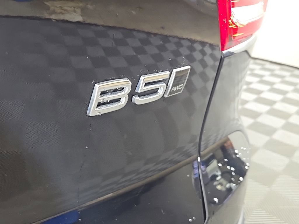 Certified 2024 Volvo XC40 B5 Ultimate w/ Climate Package image 9