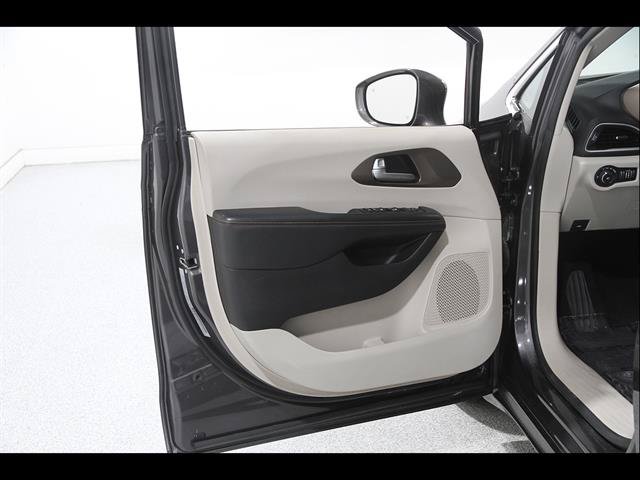 Used 2017 Chrysler Pacifica Touring-L FWD image 4