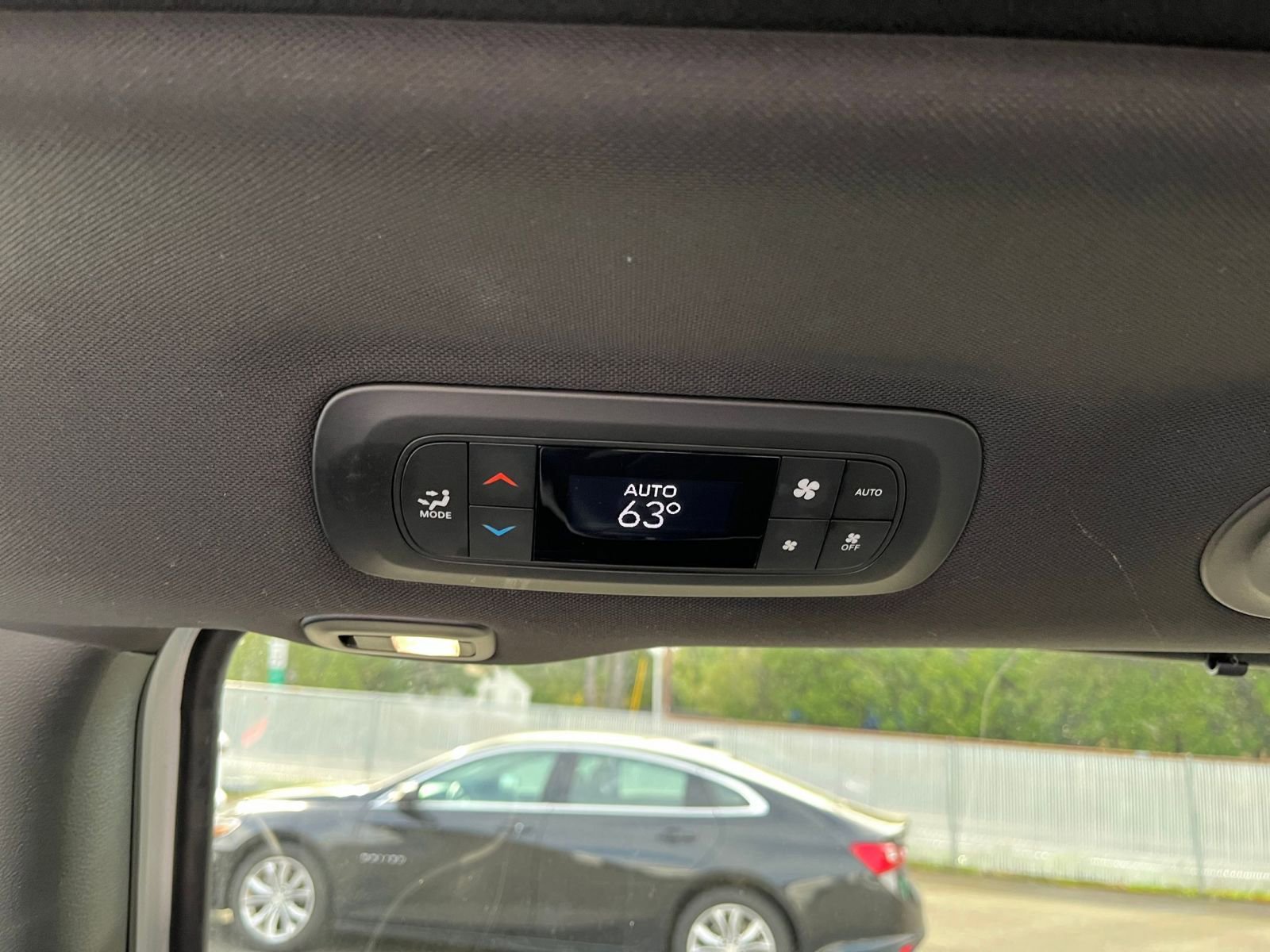 Used 2025 Chrysler Pacifica Limited image 25