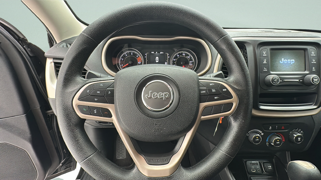 Used 2017 Jeep Cherokee Sport FWD image 14