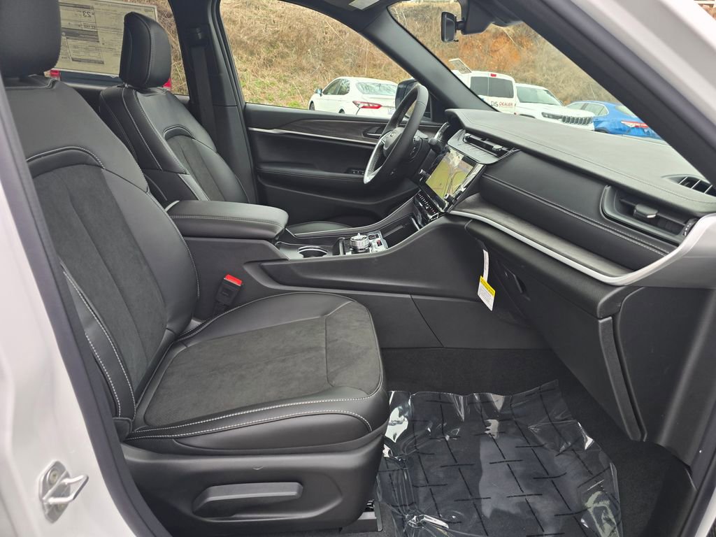 New 2026 Jeep Grand Cherokee Altitude AWD/4WD image 28