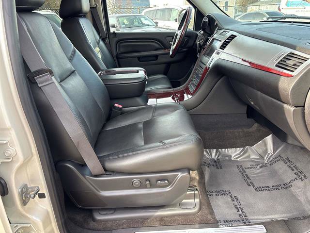 Used 2014 Cadillac Escalade Premium image 16