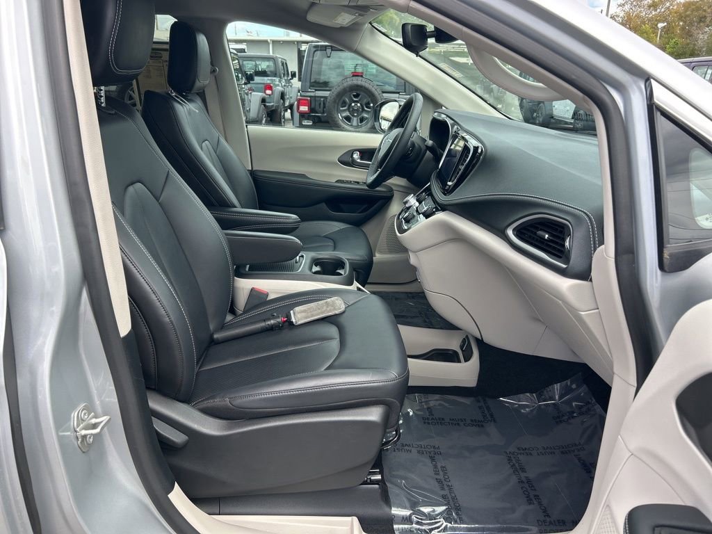 Used 2024 Chrysler Pacifica Touring-L image 21