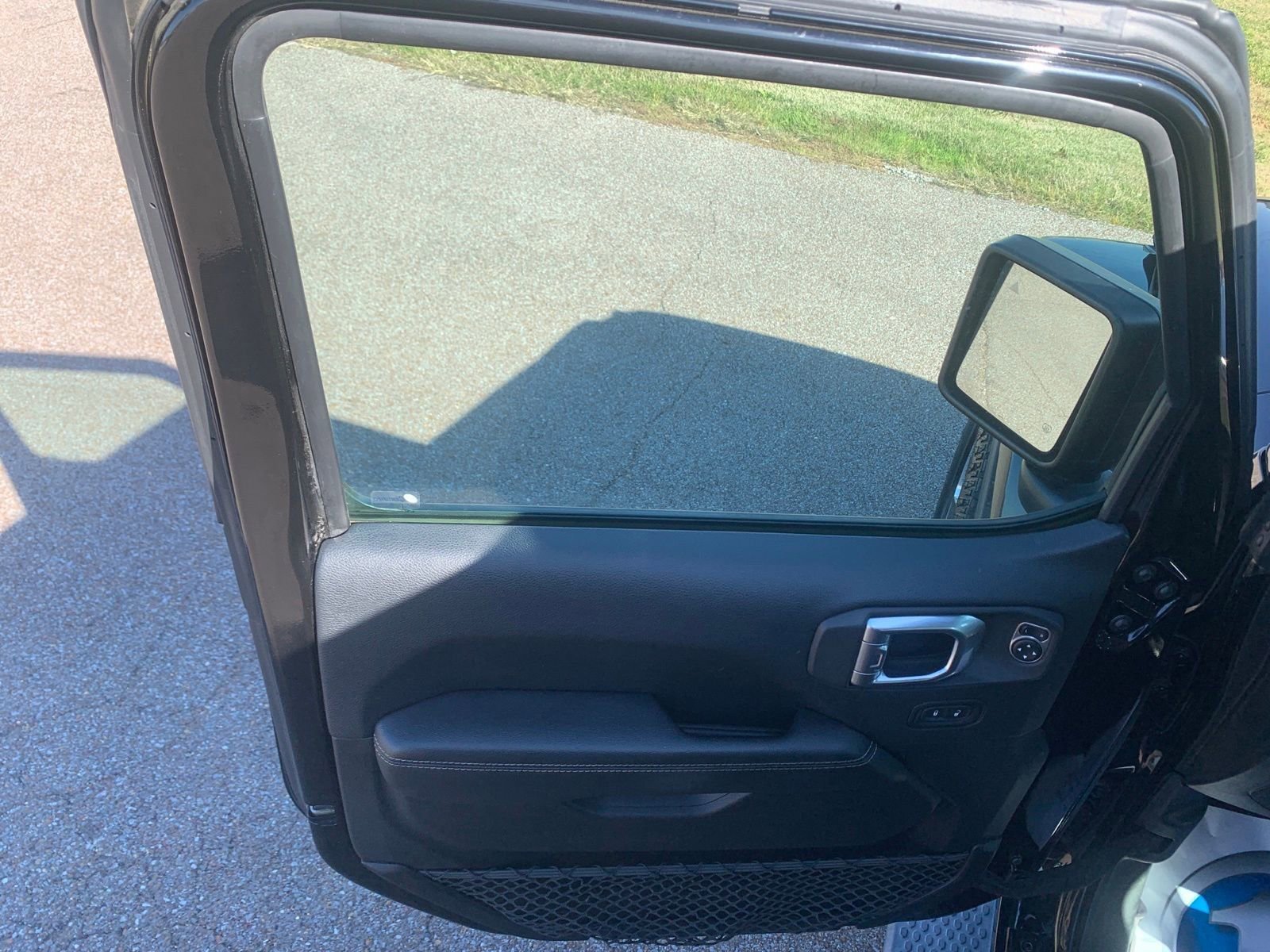 Used 2018 Jeep Wrangler Unlimited Sahara w/ Safety Group image 12