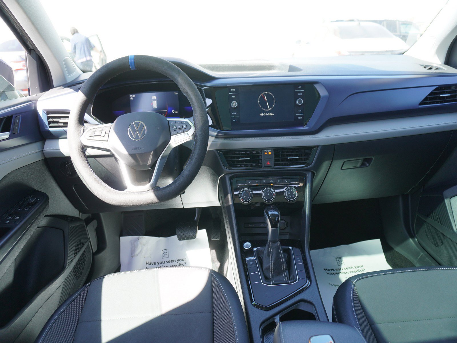 Used 2023 Volkswagen Taos SE FWD image 2