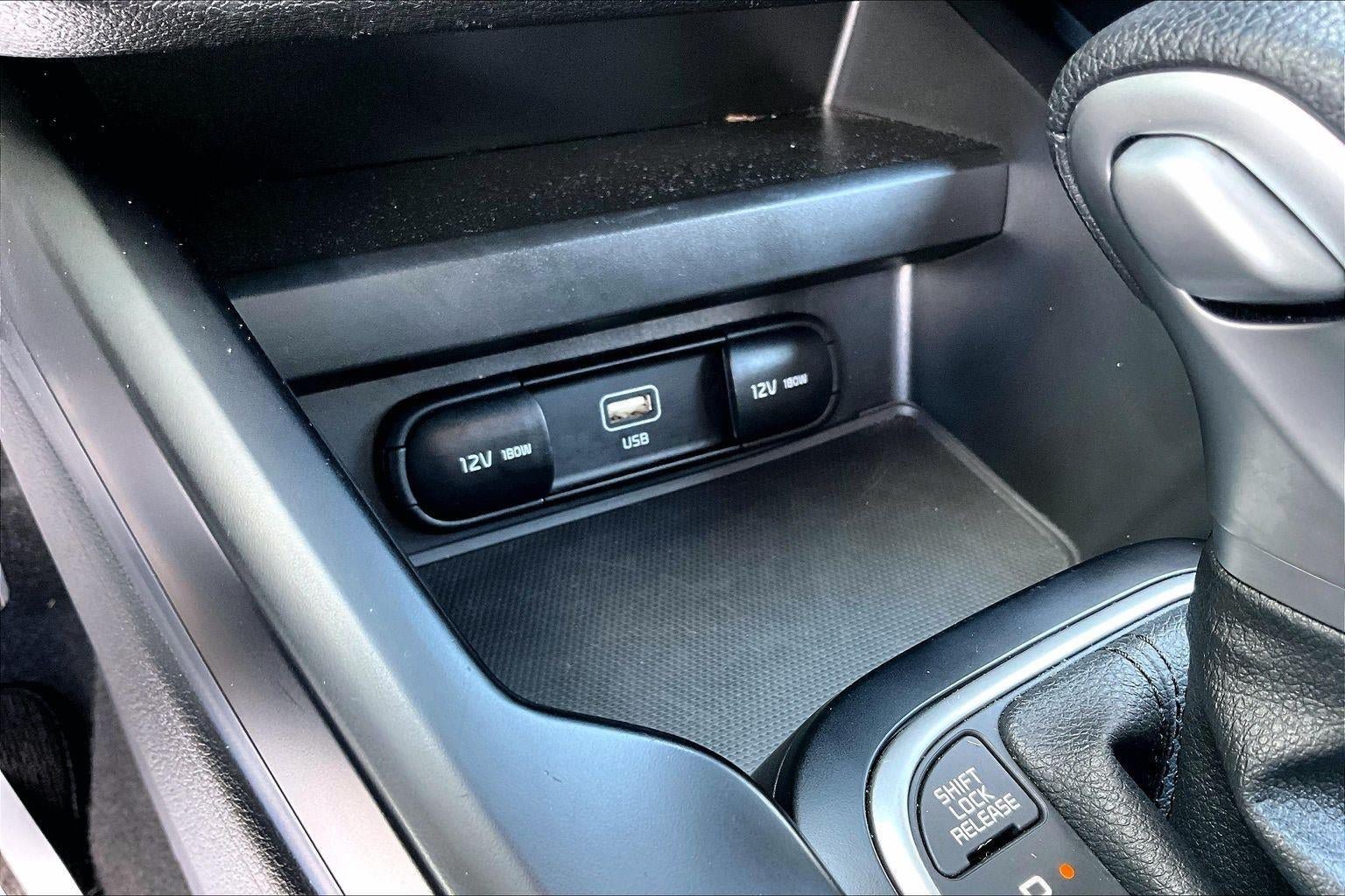 Used 2025 Kia Soul LX w/ LX Technology Package FWD image 16